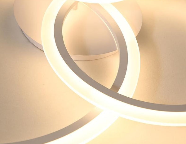 Lights of Scandinavia - Olympia - Moderne, eenvoudige witte LED-plafondlamp. Geschikt voor de meeste ruimtes en creëert een harmonieuze sfeer met de mogelijkheid om de lichteffecten aan te passen met een afstandsbediening. Aluminium behuizing en frame, acryl LED-afdekkingen. Toepassing: Woonkamer, slaapkamer, hal, lobby, gang, balkon, etc. Olympia is verkrijgbaar in 3 verschillende maten: Enkele cirkel - D40cm, 5-8m2 Twee cirkels - D30cm x D50cm, 8-12m2 Drie cirkels - D20cm x D30cm x D40cm, 12-18m2 D30cm x D40cm x D50cm, 18-22m2 D40cm x D50cm x D60cm Hoogte: 12cm