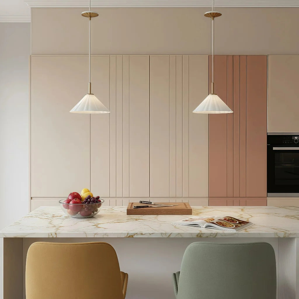 Lora Minimalistische Messing Doorschijnende Taps toelopende Hanglamp 10 maat 12 (2).webp__PID:6c2730ed-8ad6-4f73-88b9-3bbcea98c712