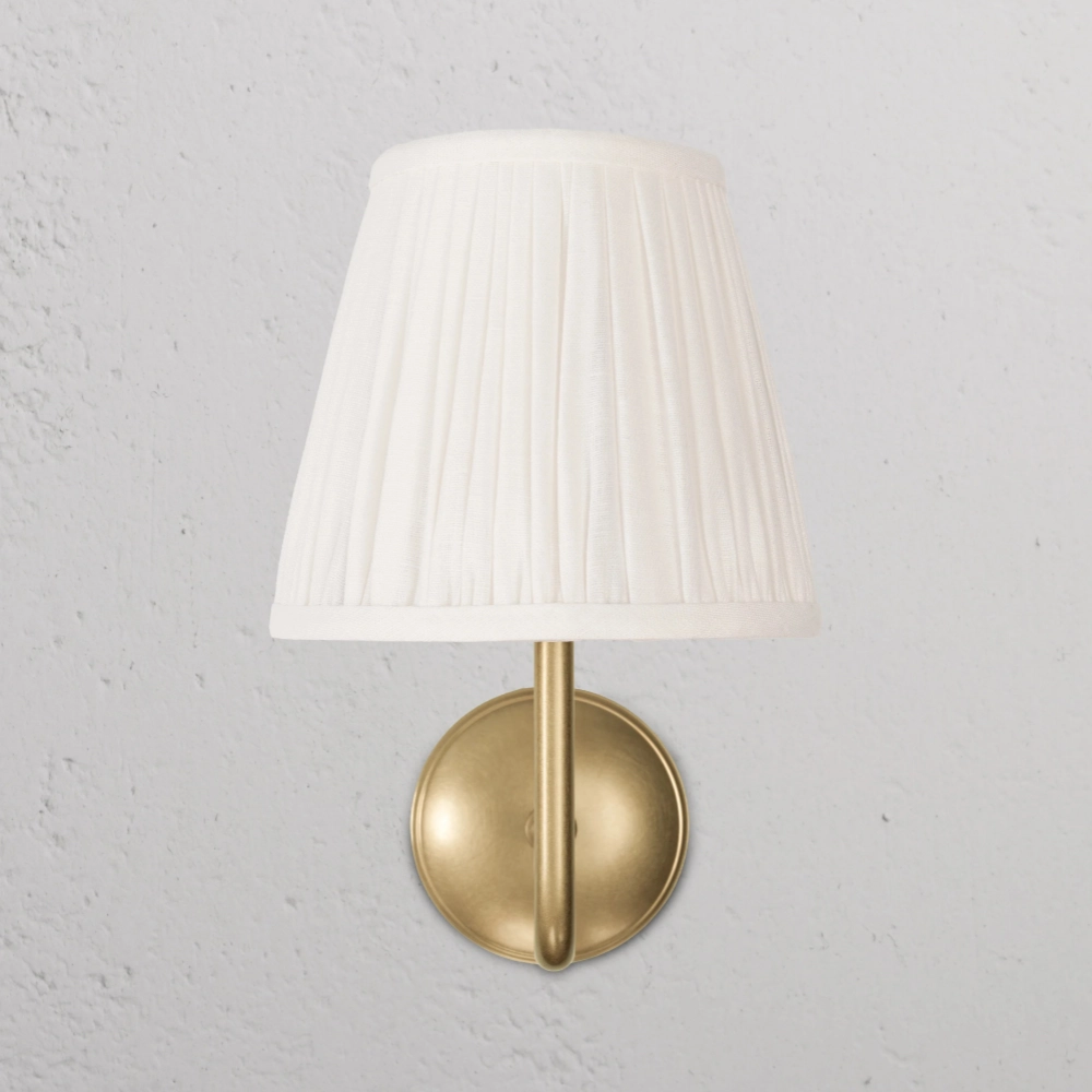 Finn vägglampa med veckad skärm i mässing med armstöd4.webp__PID:8209f91f-8a46-40e6-8edd-9b956da439e7