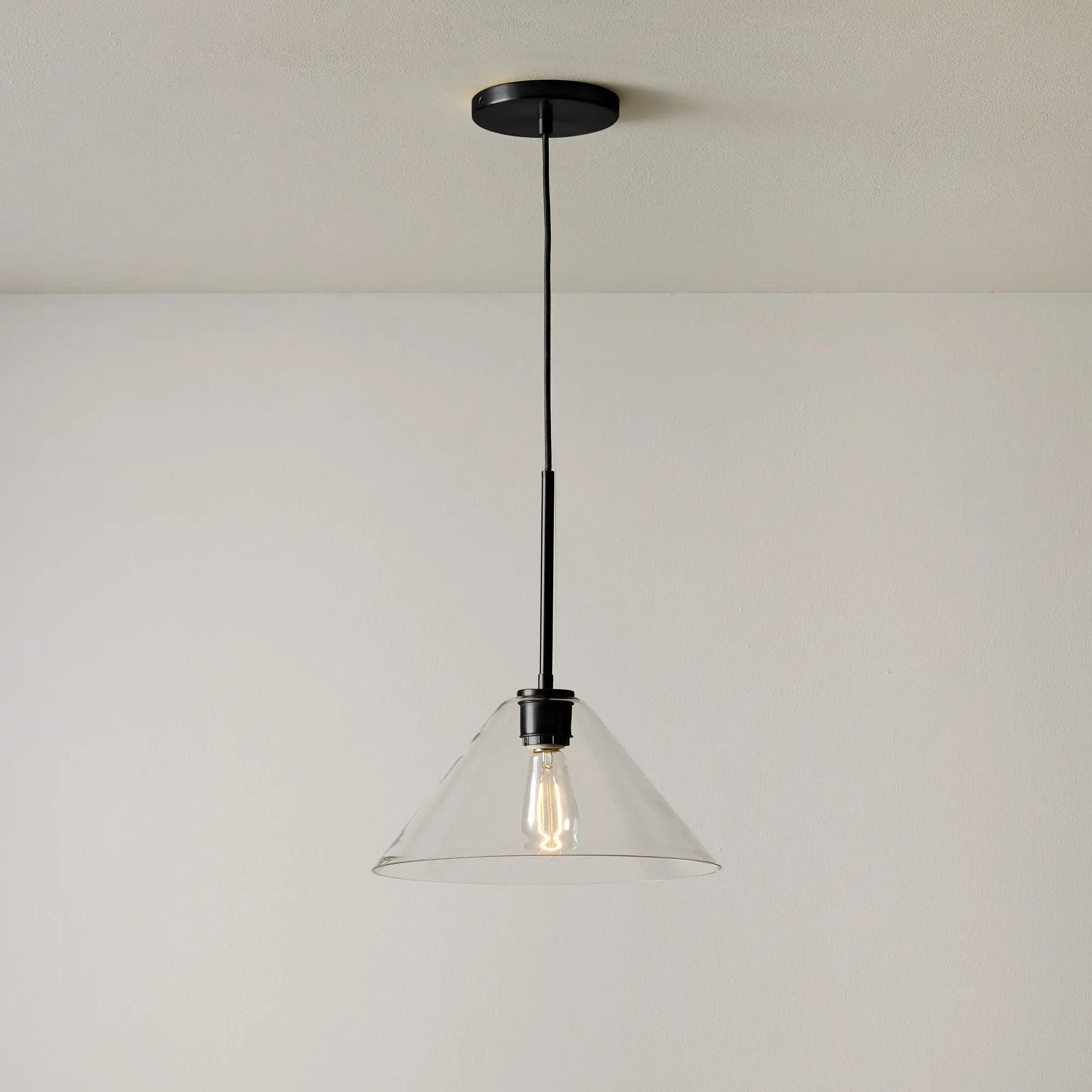 Lámpara colgante moderna de cristal cónico Sorelleku7.webp__PID:3831a1fd-2609-41de-b749-a3c88be2aac6