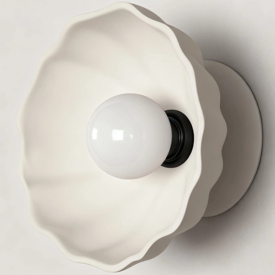 Kaito Wabi-Sabi vägglampa i keramik med blommor detalj.webp__PID:1ab9f9d7-c530-47dd-802d-ccfc220d65c5