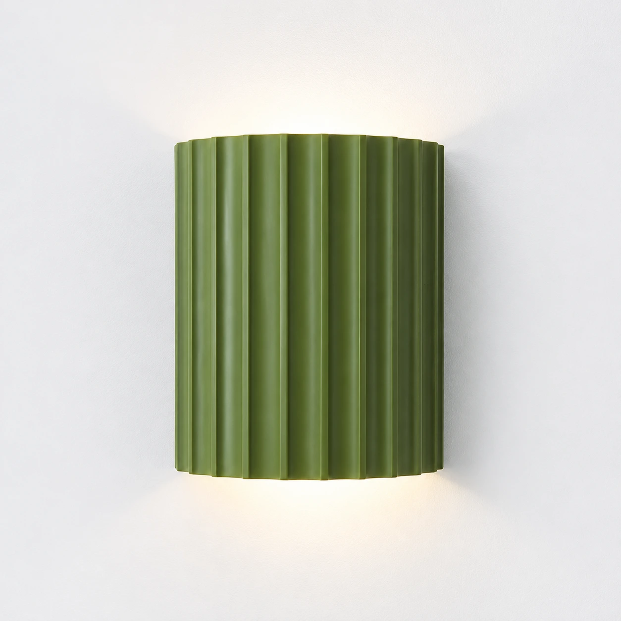 Vue studio d'une applique murale moderne en résine verte en demi-cercle