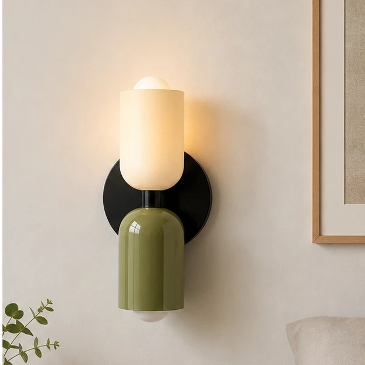 Couleur wandlamp in een minimalistische, intieme ruimte.